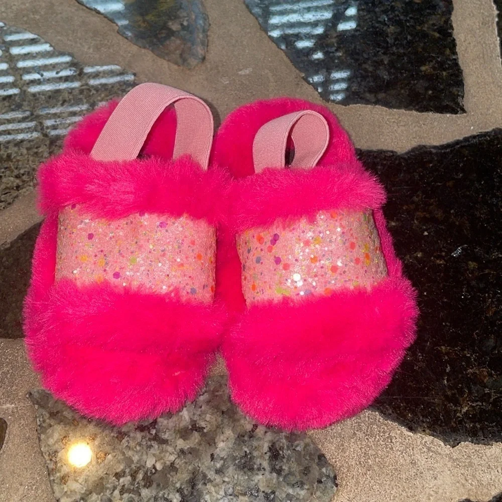 Kensie Girl's Warm Faux Fur Slipper With Elastic Back and Glitter Band size 5/6
